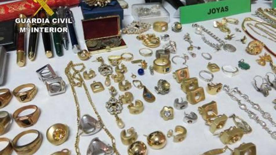 Los ladrones asaltaban las viviendas, de donde sustraían todo tipo de objetos, como oro, perfumes y dinero en metálico.