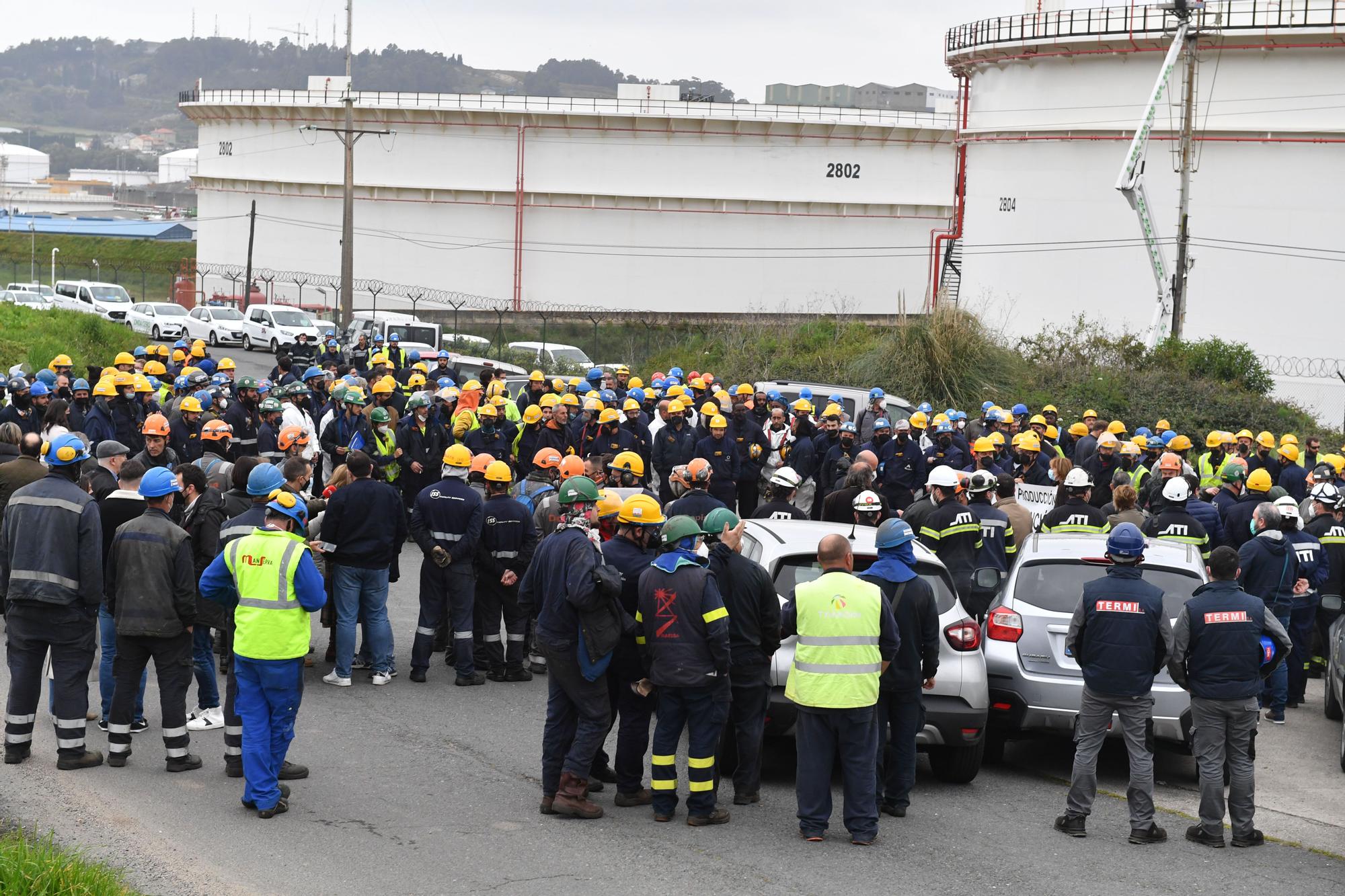 Concentración en la refinería de A Coruña tras el accidente con dos heridos, uno muy grave