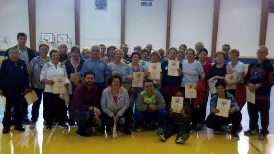 Los participantes, en la actividad con sus diplomas. // FdV