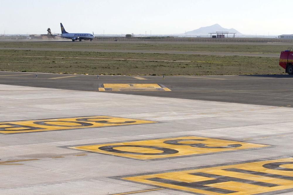 Llegada del primer avión al aeropuerto de Corvera