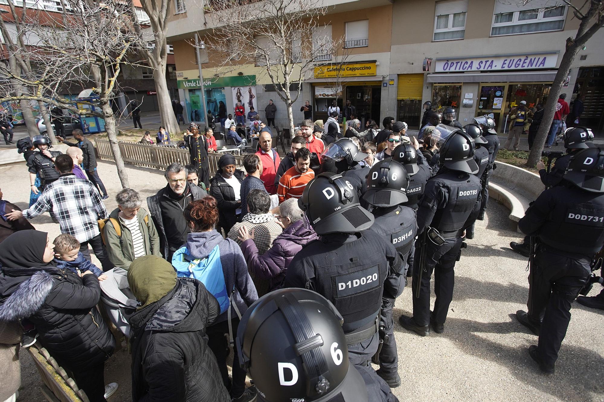 Un centenar de persones es manifesten contra un acte electoral de VOX a Girona