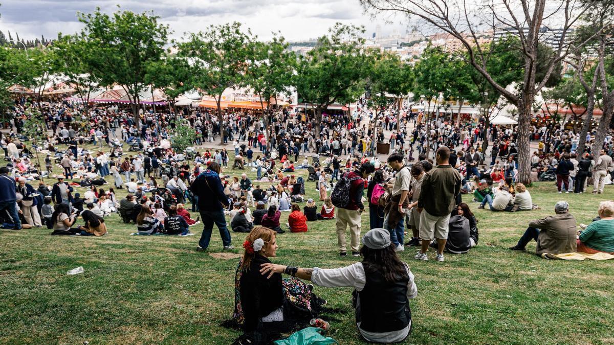 15/05/2026 Decenas de personas en la Pradera de San Isidro, a 15 de mayo de 2025, en Madrid (España). La ciudad de Madrid celebra la festividad de su patrón, San Isidro, con unas fiestas propuestas para todos los públicos y que incluyen desde pasacalles y talleres familiares hasta conciertos, como siempre, en Las Vistillas y la Pradera de San Isidro. POLITICA Carlos Luján - Europa Press