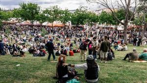 15/05/2026 Decenas de personas en la Pradera de San Isidro, a 15 de mayo de 2025, en Madrid (España). La ciudad de Madrid celebra la festividad de su patrón, San Isidro, con unas fiestas propuestas para todos los públicos y que incluyen desde pasacalles y talleres familiares hasta conciertos, como siempre, en Las Vistillas y la Pradera de San Isidro. POLITICA Carlos Luján - Europa Press