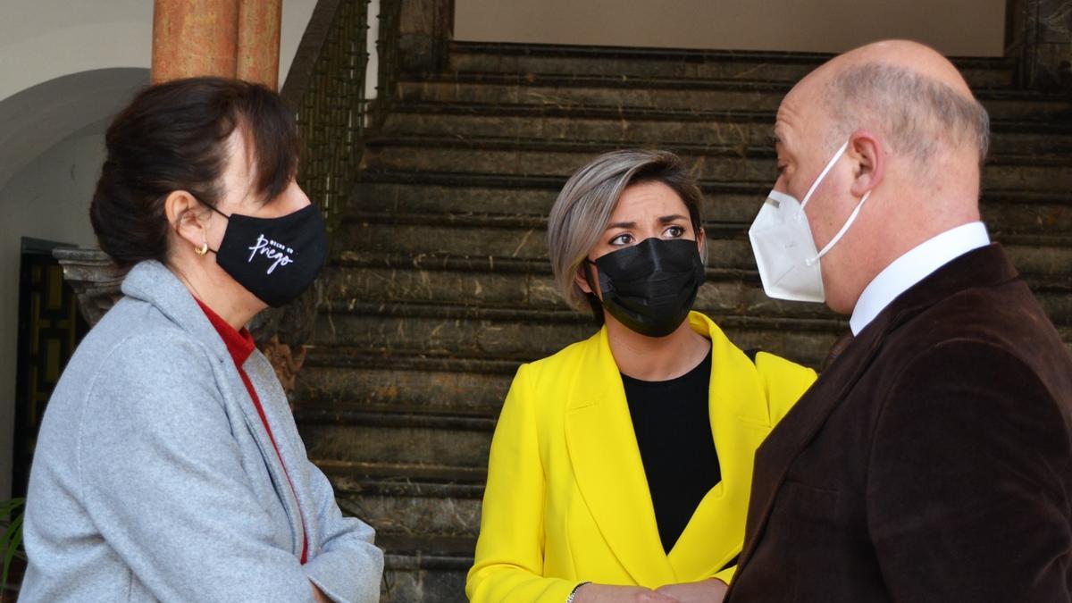 Erika Nevado, diputada de Cs, junto a la diputada del PP María Luisa Ceballos y el presidente de la Diputación, Antonio Ruiz.