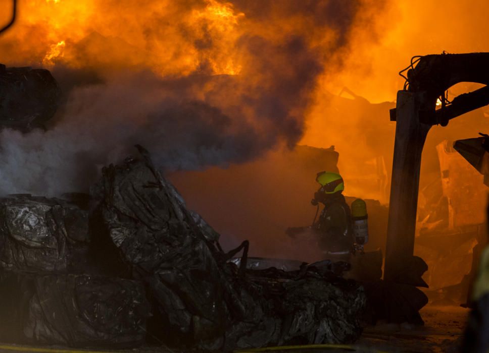 Incendio en un desguace de Torrellano