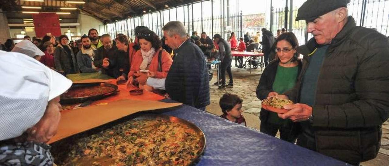 Actividad de degustación de setas organizada por A Cantarela en la plaza da Peixería. // Iñaki Abella