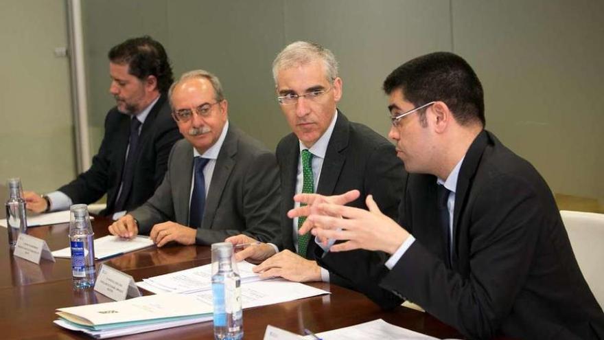 El conselleiro de Economía, Francisco Conde, ayer, en una reunión con responsables del ITE.
