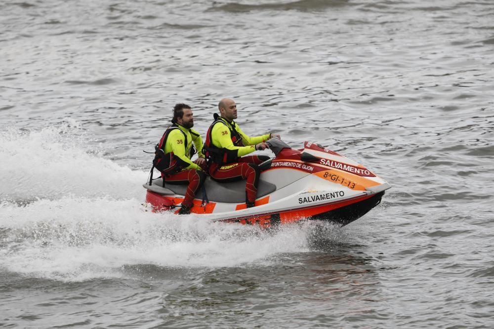 Rescatan a un regatista en aguas del puerto deportivo de Gijón