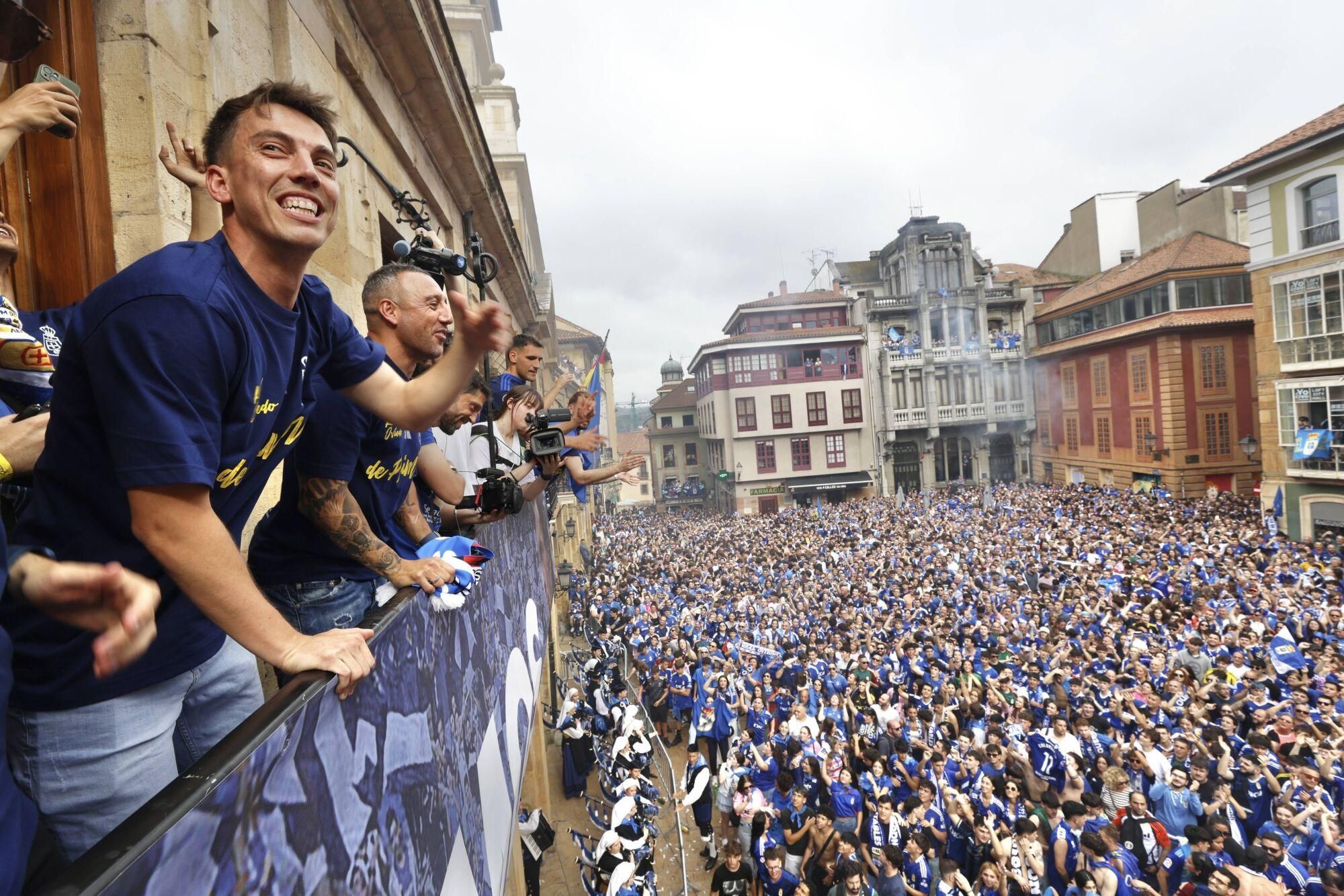 Locura azul en las calles de Oviedo para celebrar el ascenso del equipo a Primera División