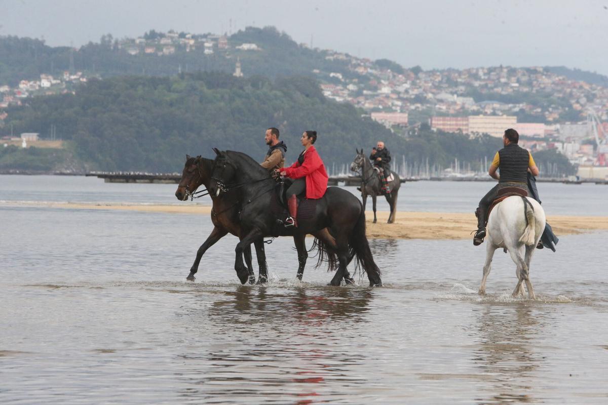 Alrededor de 70 jinetes procedentes de diferentes zonas de la comarca, de Vigo, Baiona y hasta de Pontecaldelas participaron en la XIII Xuntanza Cabalar