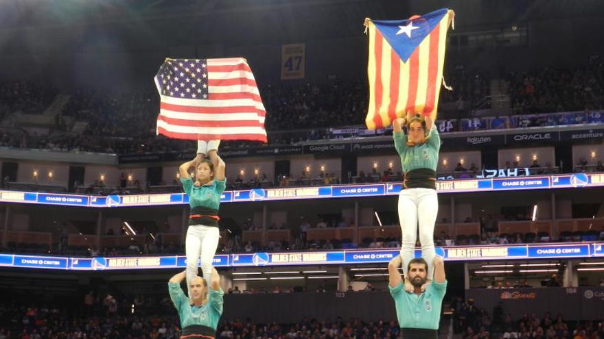 Els Castellers de Vilafranca planten dos pilars en un partit dels Golden State Warriors