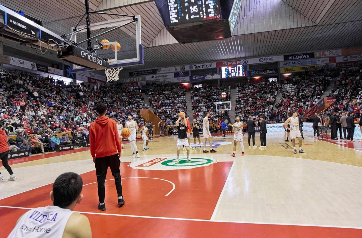 Els dos equips esperant, durant la primera de les interrupcions del partit a Fontajau.