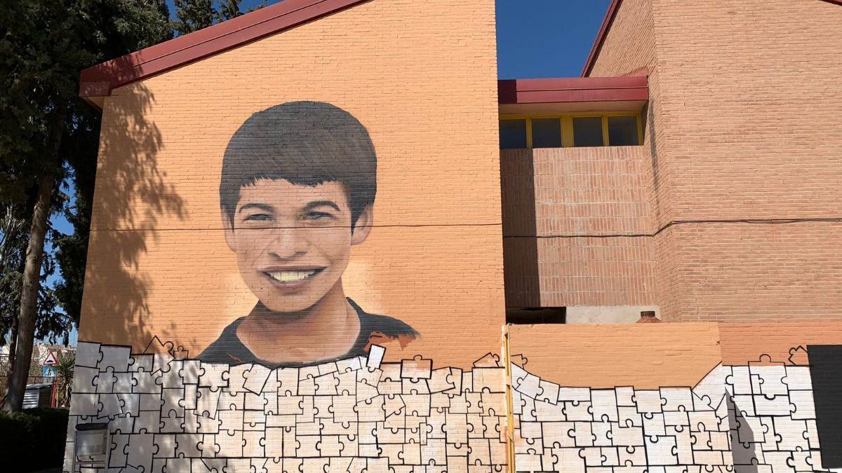 El mural de Carlitos Alcaraz de niño, todavía sin terminar, en el CEIP Ciudad de la Paz