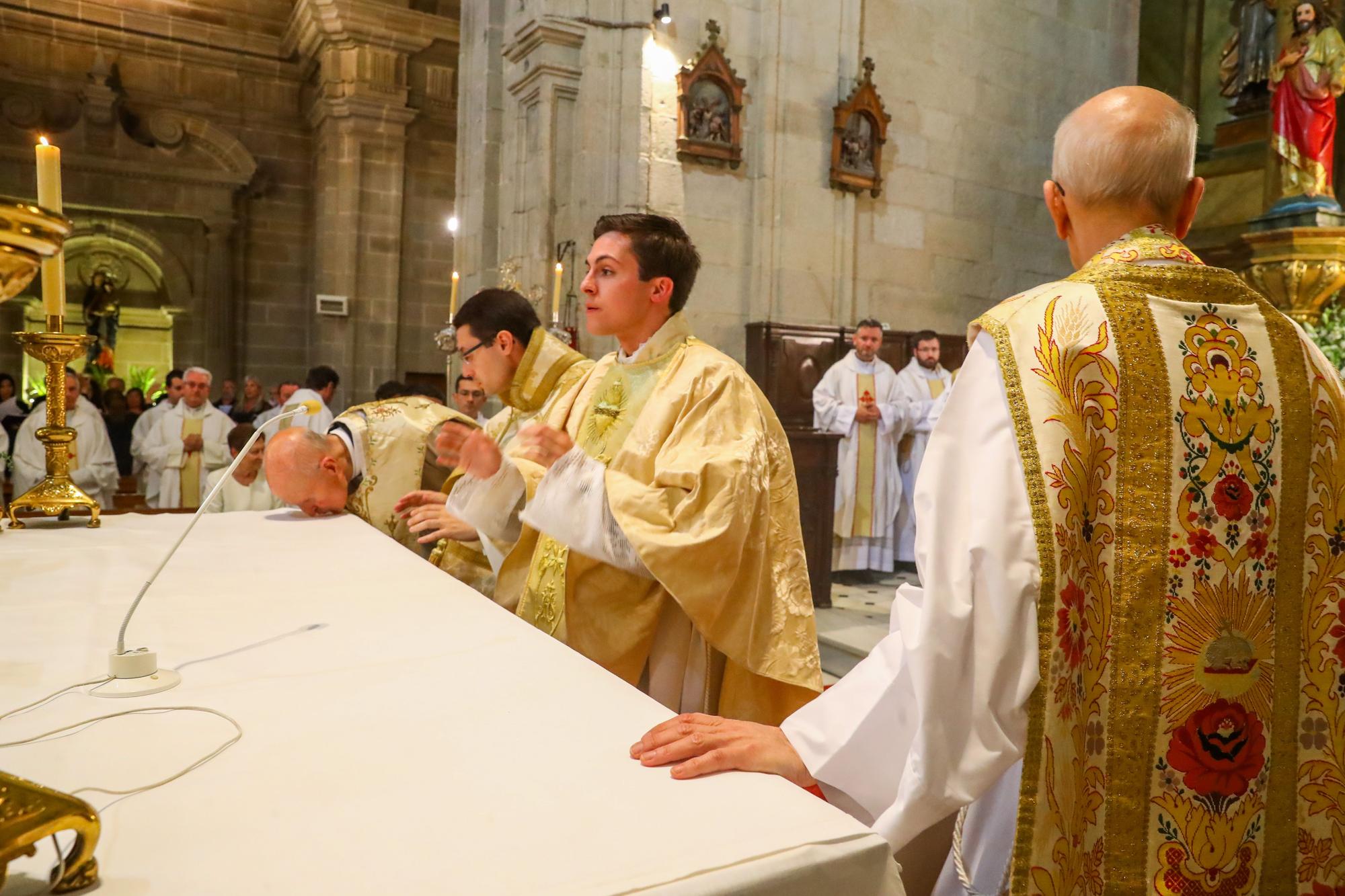 Oficia su primera misa con tan solo 24 años: así fue el multitudinario debut del sacerdote Ernesto Gómez Juanatey