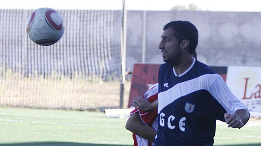 Ramón toca de cabeza el balón.