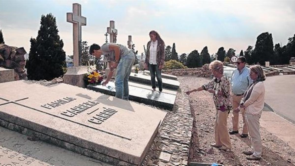 Visitantes en el cementerio de Montjuïc, ayer por la mañana.