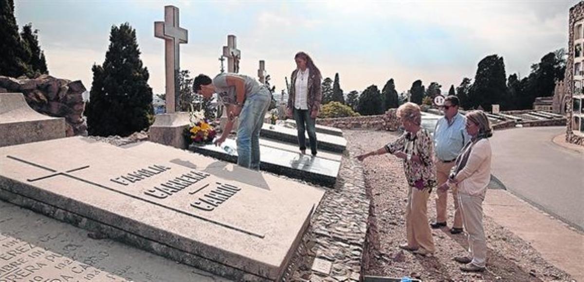 Visitants al cementiri de Montjuïc, ahir al matí.