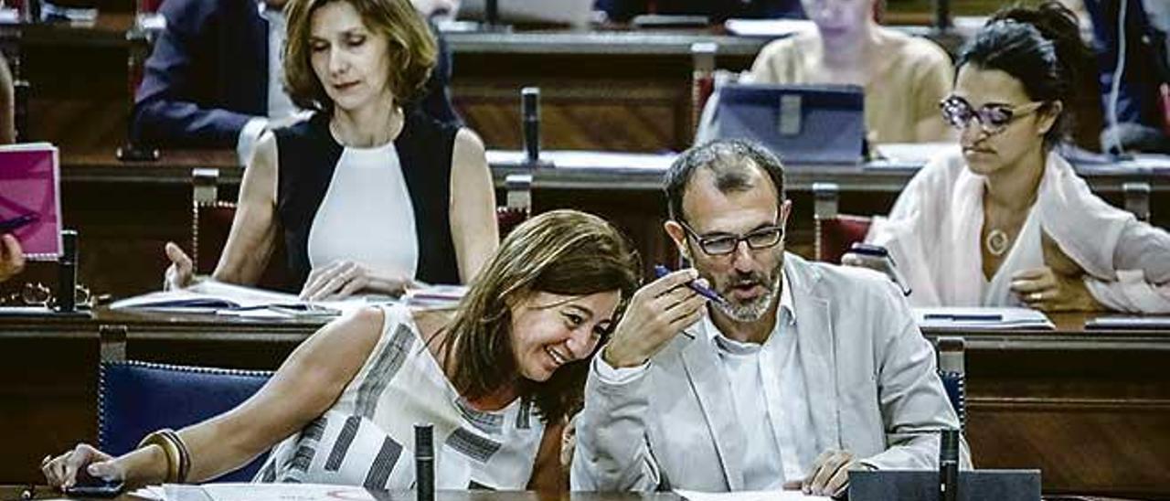 Francina Armengol comunicó con sobrada antelación al Parlament que su vicepresidente &quot;no podrá&quot; asistir al pleno &quot;por motivos personales&quot;. Sin embargo, la presidenta no sintió la curiosidad sobre los motivos de una ausencia de la que es responsable.