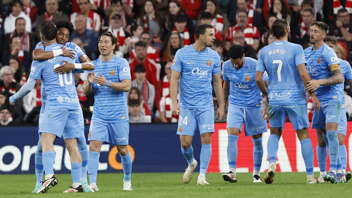 Los jugadores del Mallorca celebran el gol de Raíllo.