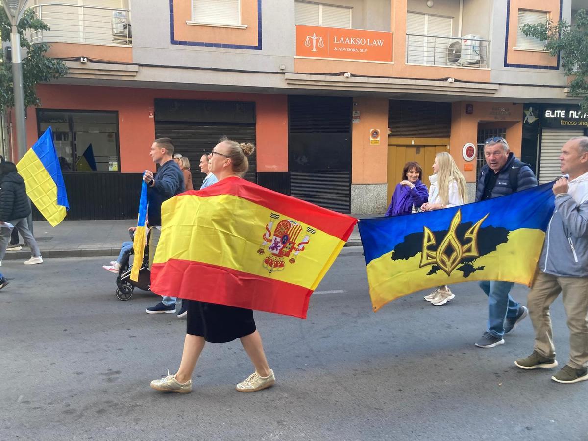 Un momento de la manifestación de la comunidad ucraniana por las calles de Torrevieja