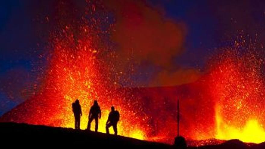 25.000 turistas visitan el volcán en erupción de Islandia