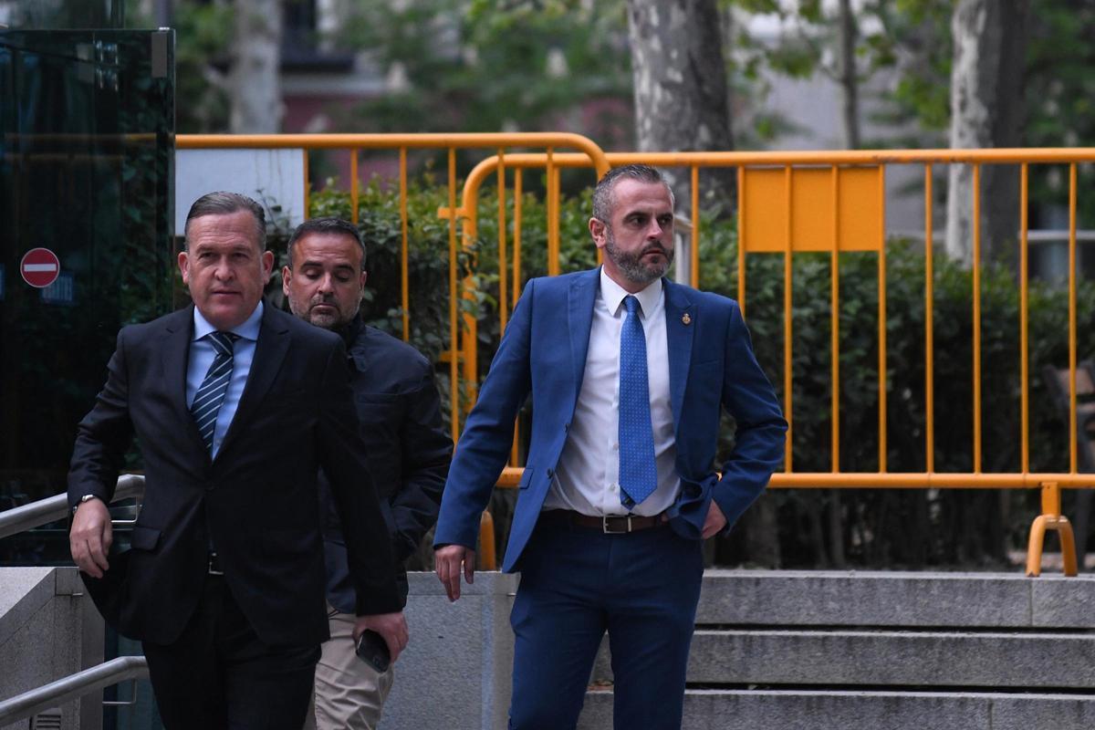 El teniente coronel de la Guardia Civil, David Oliva (d).