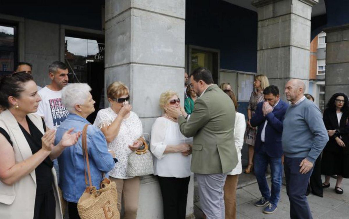A la izquierda, colectivos feministas condenan el asesinato de Lola F. A la derecha, el presidente Barbón da el pésame a vecinos y familiares de la víctima.