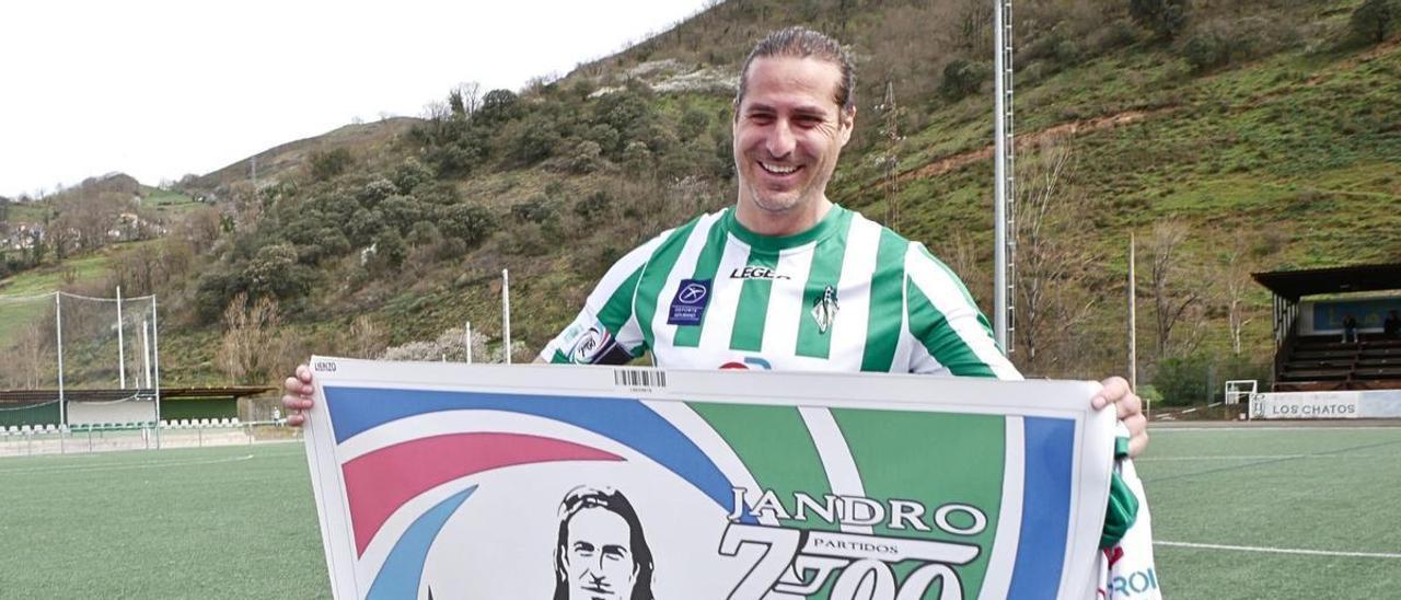 Así fue el emotivo homenaje sorpresa a Jandro Martínez por sus 700 partidos