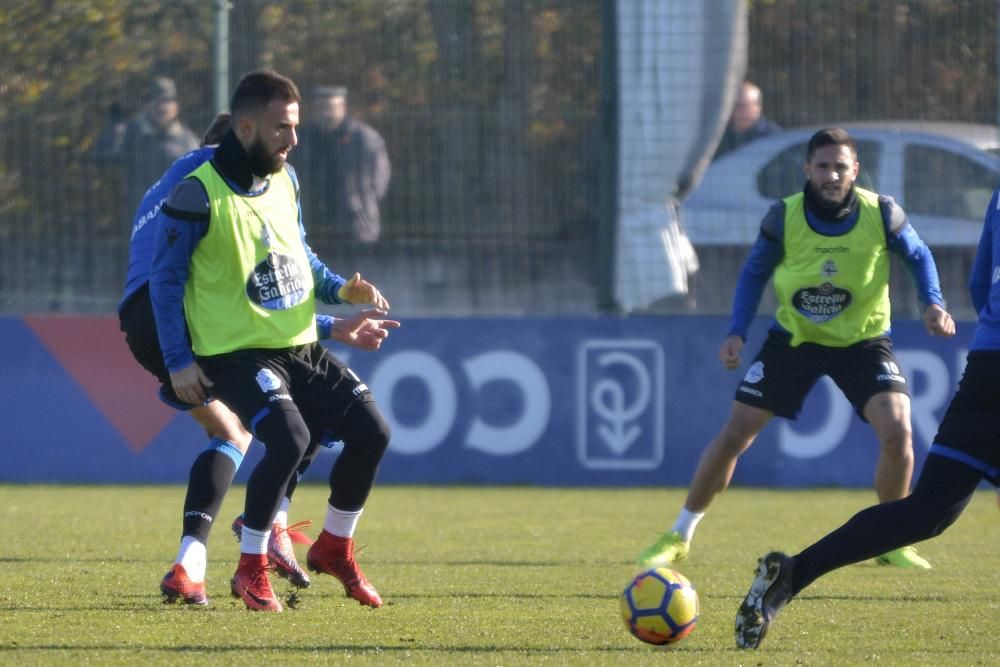 El técnico ajusta los movimientos de Juanfran, Schär, Sidnei y Navarro en busca de la solidez que le falta al Dépor. Las coberturas, las basculaciones y los centros laterales, entre sus preocupaciones