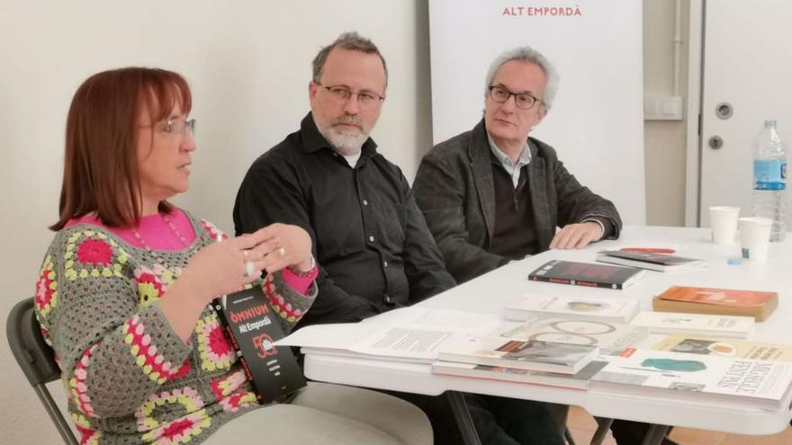 Montserrat Segura, Eduard Cebrià i Enric Pujol, aquest dissabte passat a la seu d'Òmnium, a Figueres. |