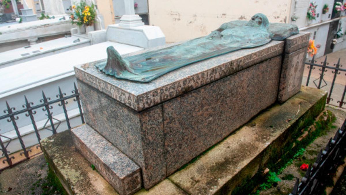 Tumba modernista de Alejandro Pérez Lugín en el cementerio de San Amaro.