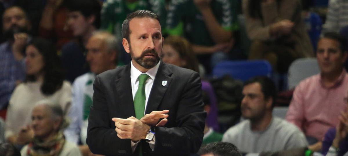 Joan Plaza, en el banquillo verde.