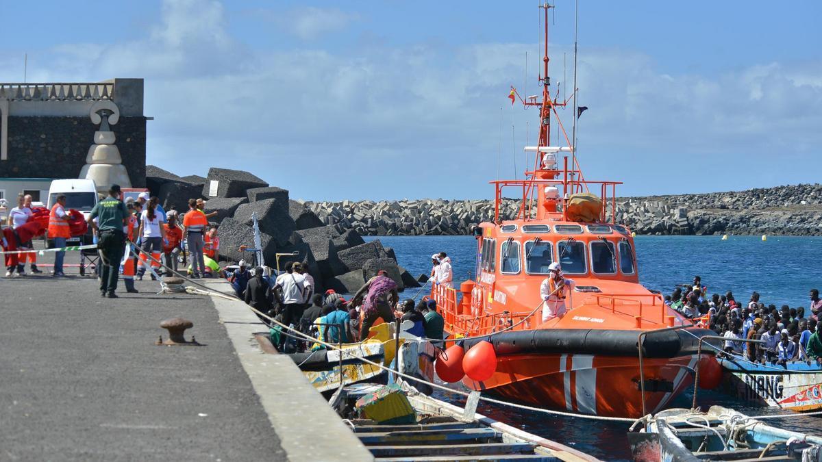 Llegada de la patera al muelle de La Restinga este sábado.