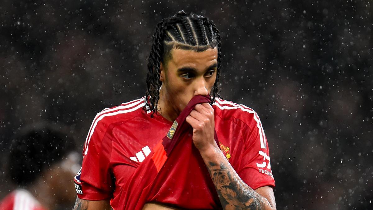 Leny Yoro durante un partido con el Manchester United