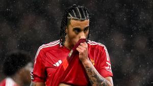 Leny Yoro durante un partido con el Manchester United