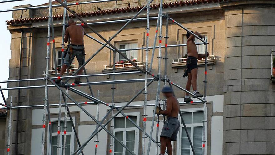 Trabajadores montan una estructura metálica.