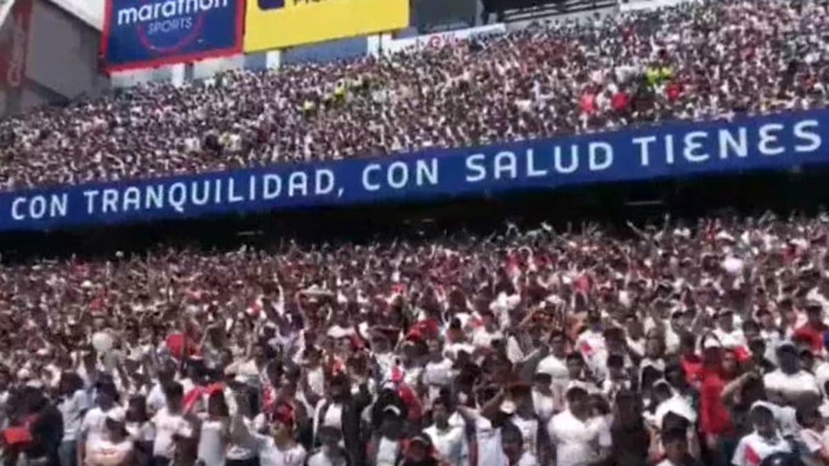 Miembros de barras ecuatorianas se preparan para animar desde fuera de los estadios