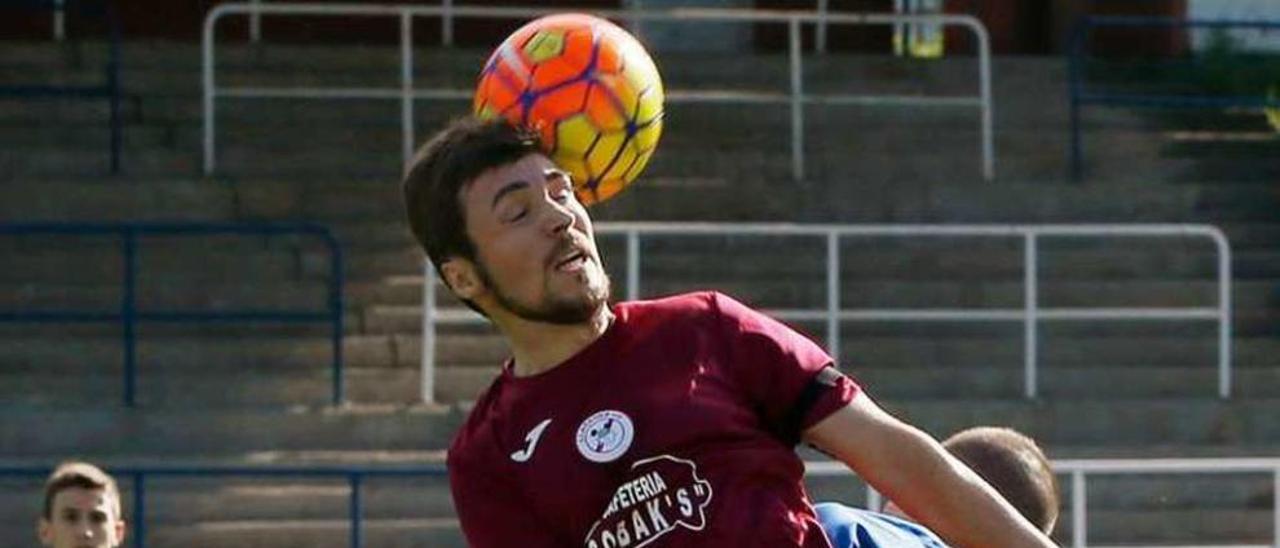 Los jugadores del Valsa y el Llaranes disputan un balón.