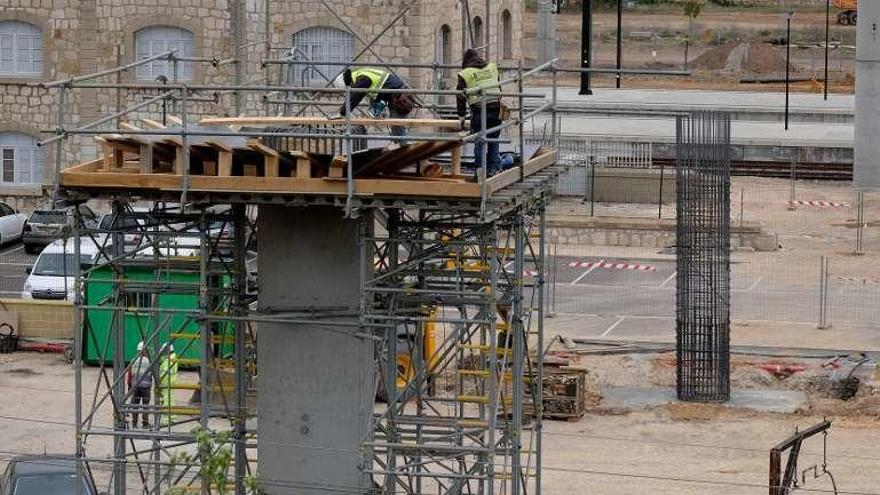 Construcción de los pilares de la pasarela de la estación.