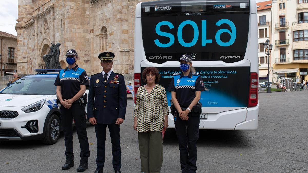 Concha Rosales, concejala de Seburidad Ciudadana, junto al jefe de la Policía Municipal, Tomás Antón