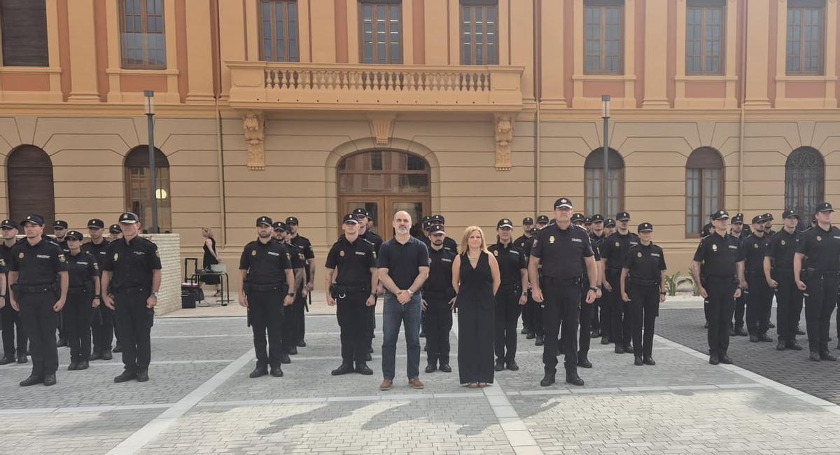 José Rodríguez, Pilar Bernabé y Carlos Holgado posan junto a los 194 policías en prácticas recién llegados a Valencia.