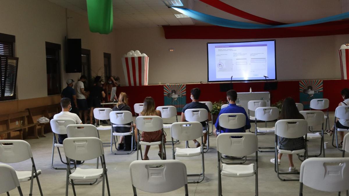 El público llena la sala del festival de cine antes de su comienzo.