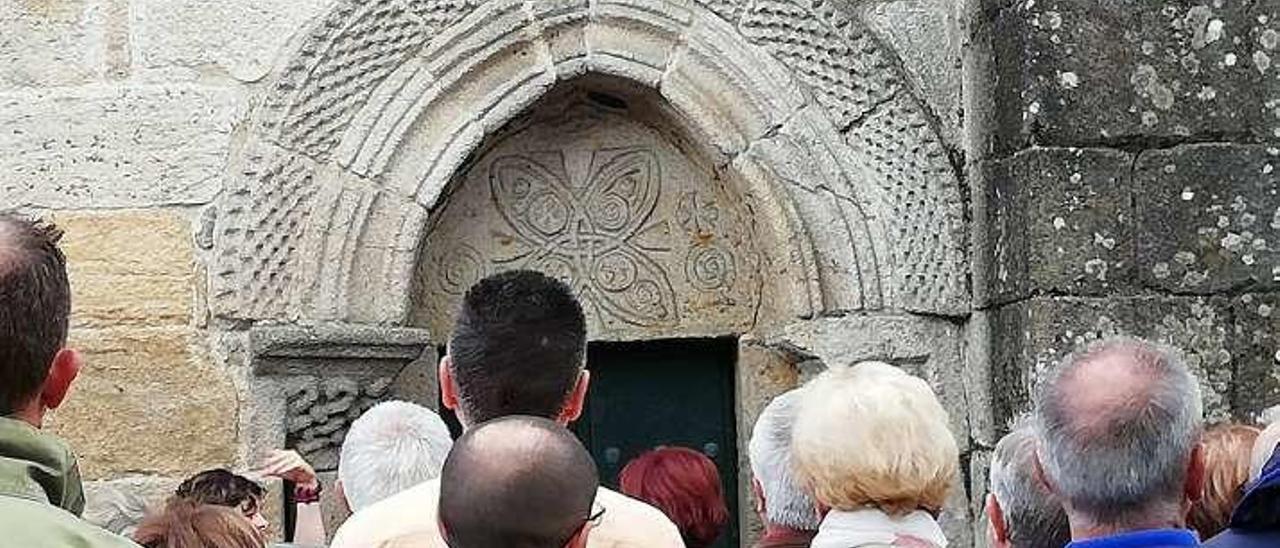 Tímpano de la fachada septentrional de la iglesia de Bembrive. /O sorriso de Daniel