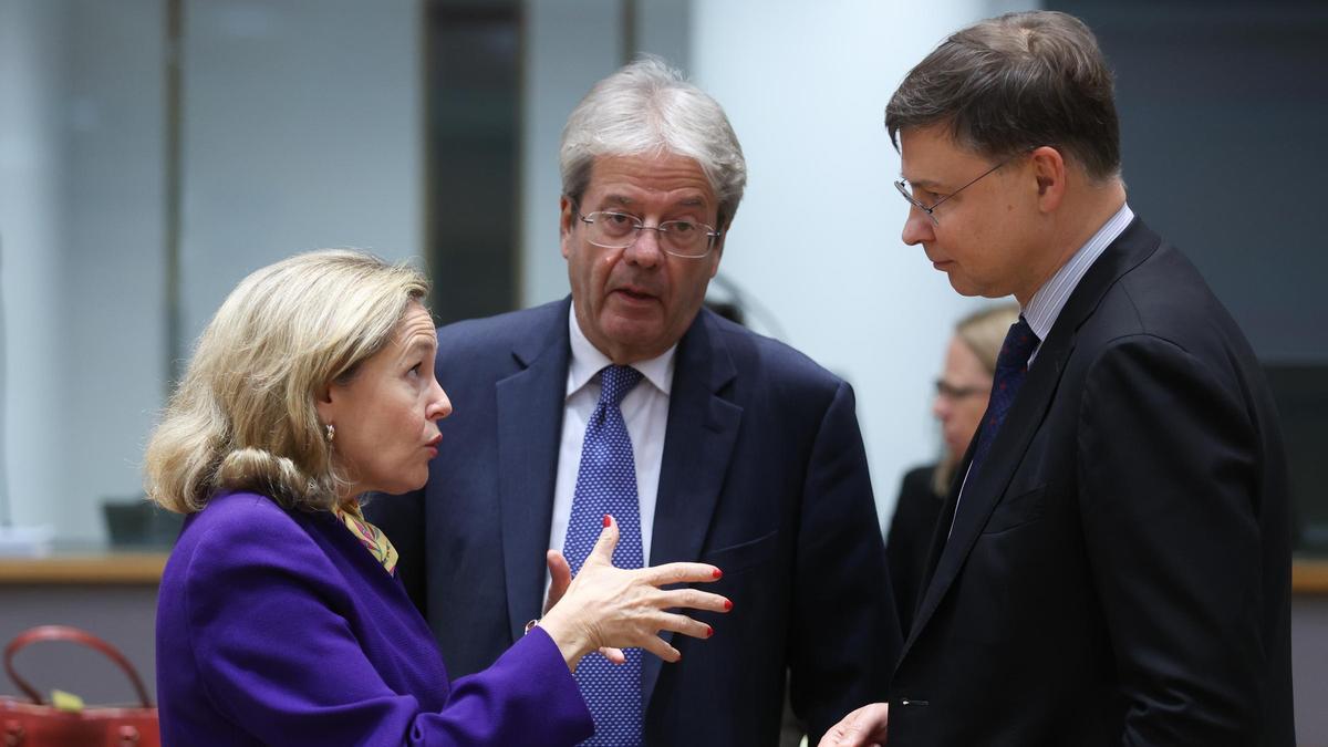 La vicepresidenta primera, Nadia Calviño, conversa con el comisario de Economía, Paolo Gentiloni, y con el vicepresidente de la Comisión Europea, Valdis Dombrovskis.