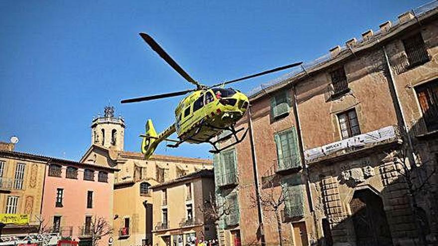 L&#039;helicòpter medicalitzat elevant-se a la plaça de Centelles