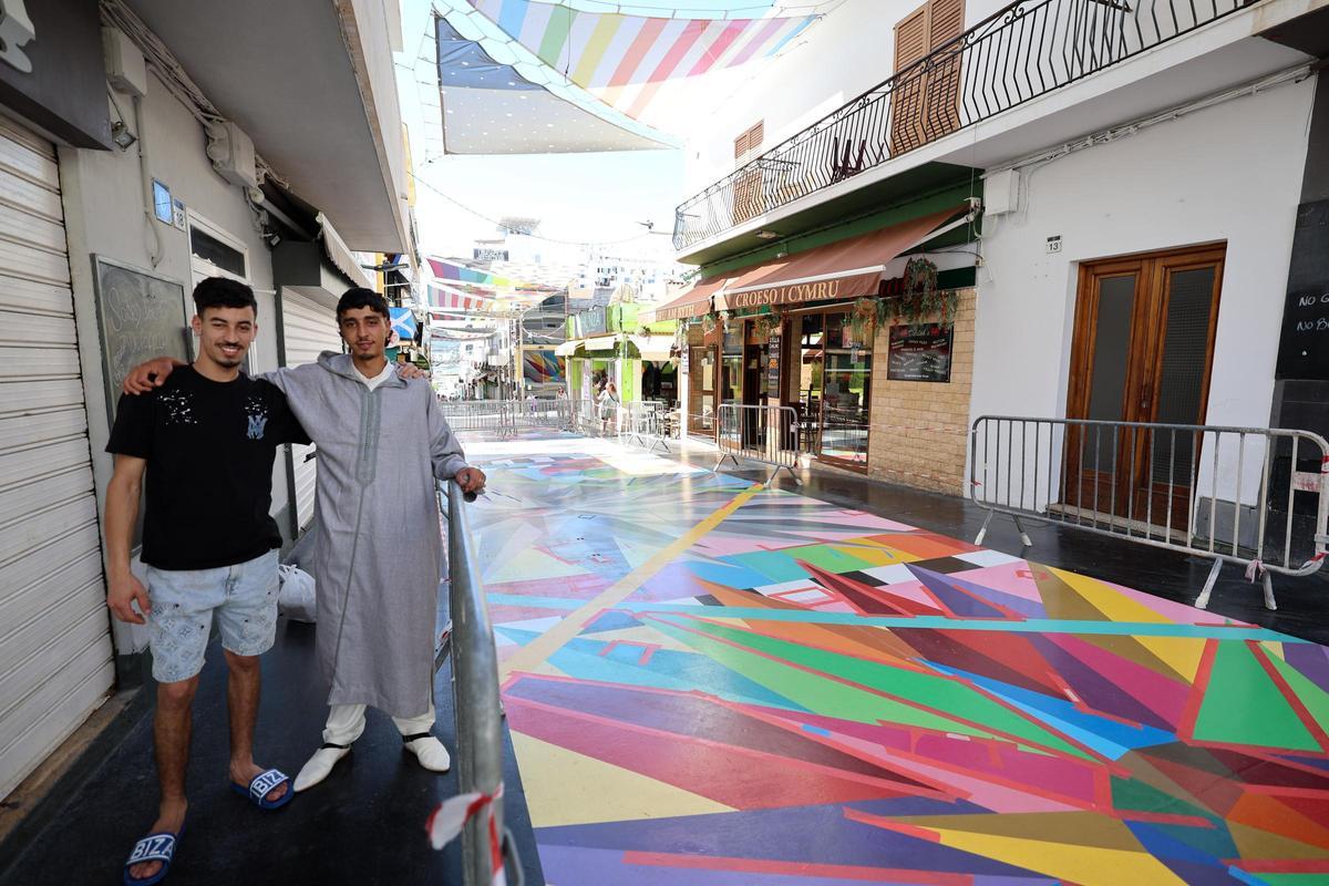 Todas las imágenes de la calle Santa Inés, en Sant Antoni, donde se ha restaurado la obra de Okuda.