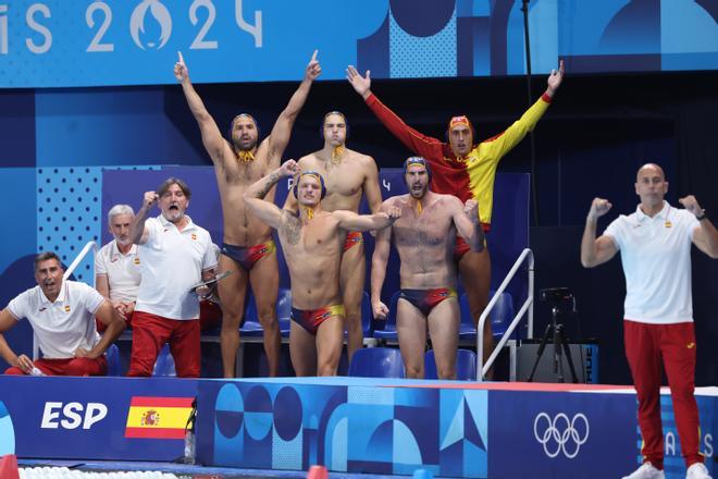 El seleccionador español de waterpolo masculino, David Martín Lozano (d), y parte del equipo celebra un gol marcado por sus compañeros contra Serbia durante su partido preliminar del grupo B de waterpolo masculino de los Juegos Olímpicos de París 2024 este jueves en el Centro Acuático Olímpico en Saint-Denis.