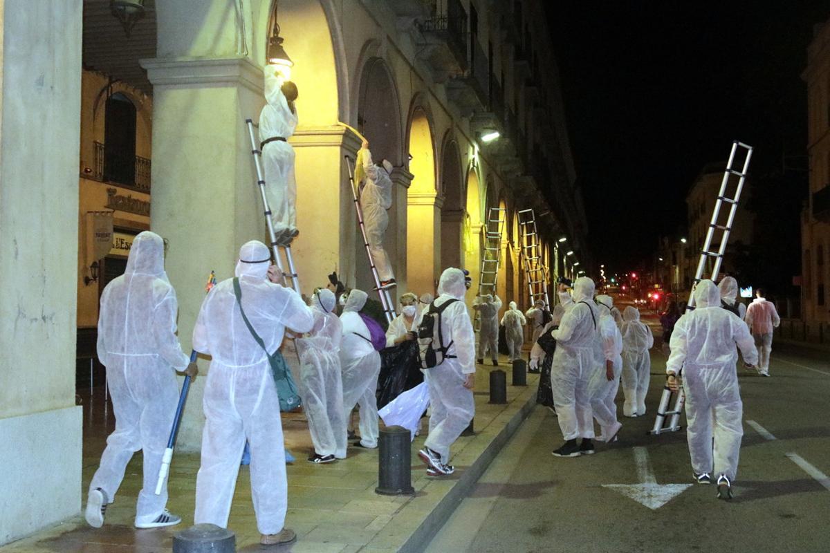 Retirada de lazos amarillos en La Bisbal d’Empordà, la madrugada del 29 de agosto.