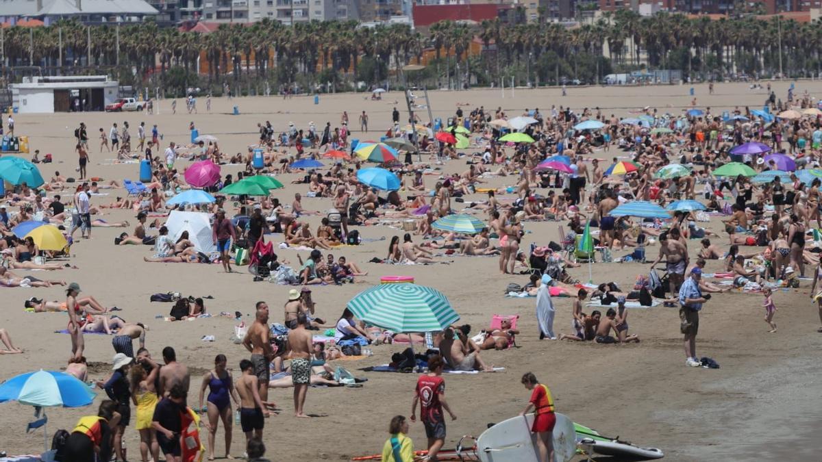La playa de la Malvarrosa, abarrotada a finales de año