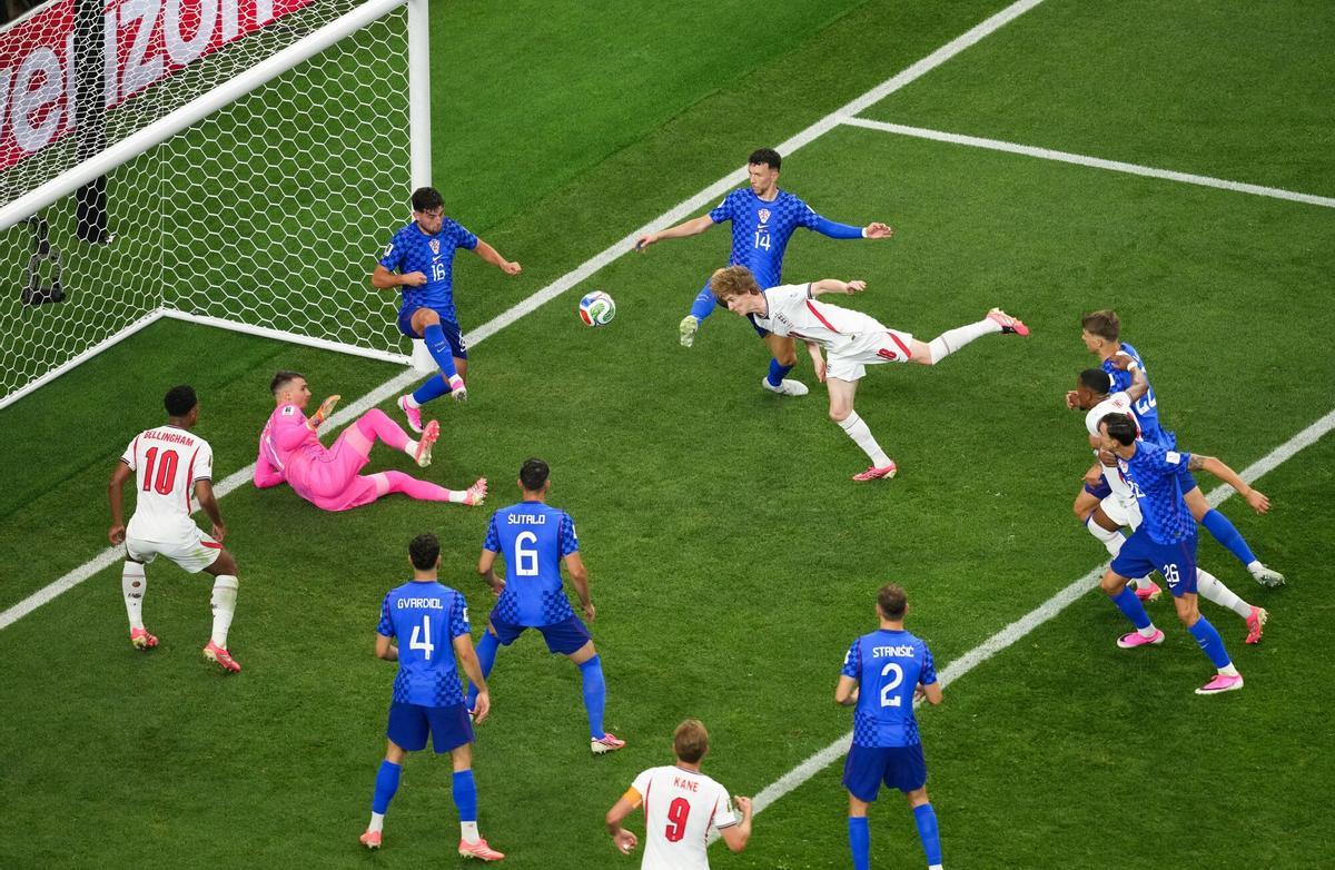 Anthony Gordon estuvo a punto de marcar contra Croacia